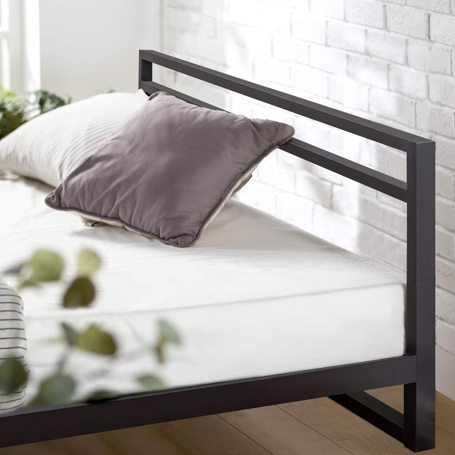 Trisha Metal Platforma Bed Frame with Headboard / Wood Slat Support / No Box Spring Needed / Easy Assembly, Twin